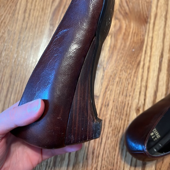 Stuart Weitzman Kitten Heel Leather Shoes. Brown with brass detail. Size 6.5 - Picture 5 of 6